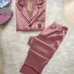 بيجامة ستان حرير بأكمام طويلة - كود 031 المقاس : وان سايز تلبيس من 60 الي 80ك