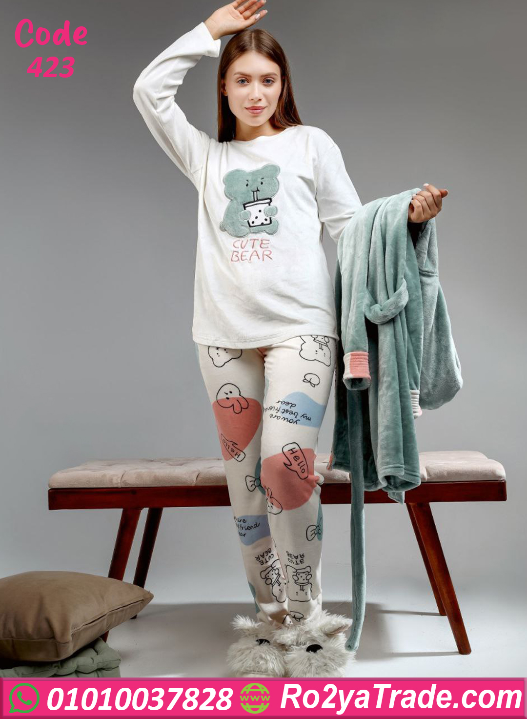 بيجامة قطيفة بغطاء رأس