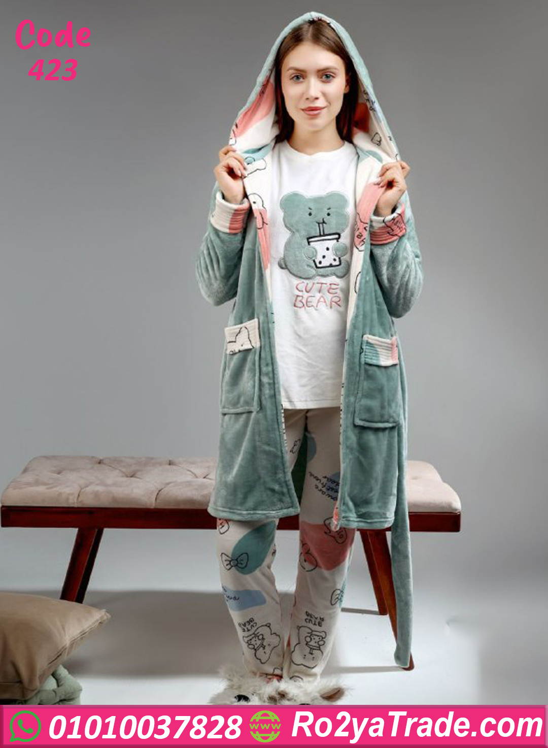 بيجامة قطيفة بغطاء رأس