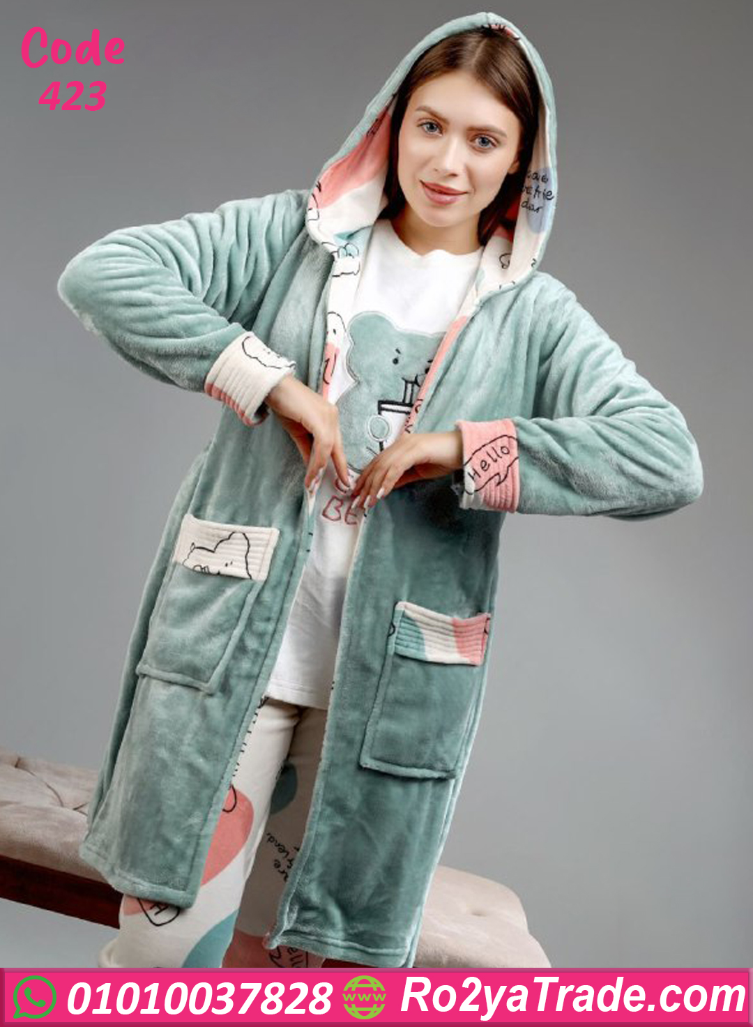 بيجامة قطيفة بغطاء رأس