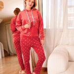 بيجامة قطيفة حريمي بقبعة